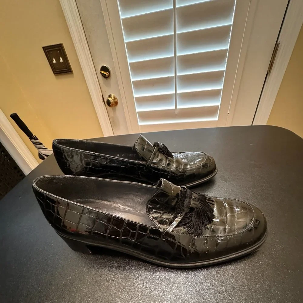 Stuart Weitzman size 7 black patent leather pump loafers